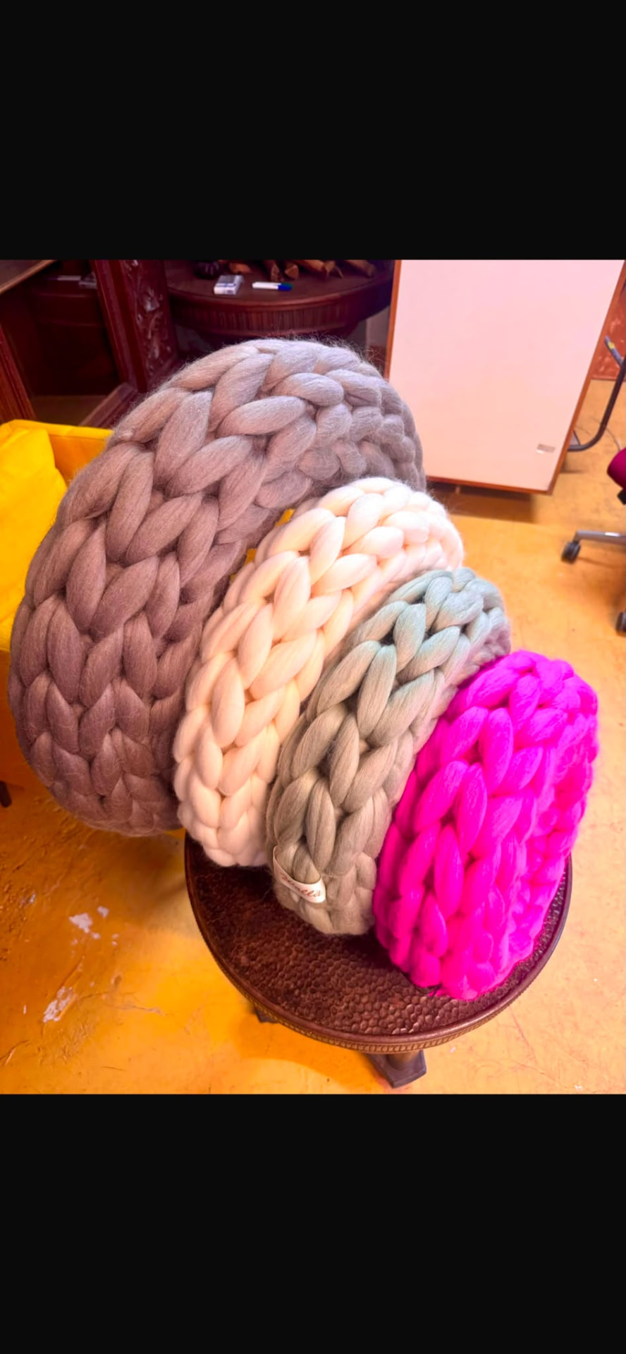 Gehäkelte Dumella-Kissen in Naturtönen und Pink – neu in der Boutique