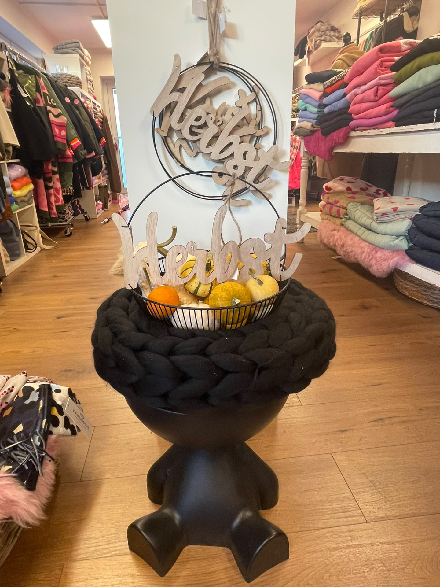 Herbstliches Arrangement mit Kürbissen, Filz-Pilz und Wollkranz in der Boutique